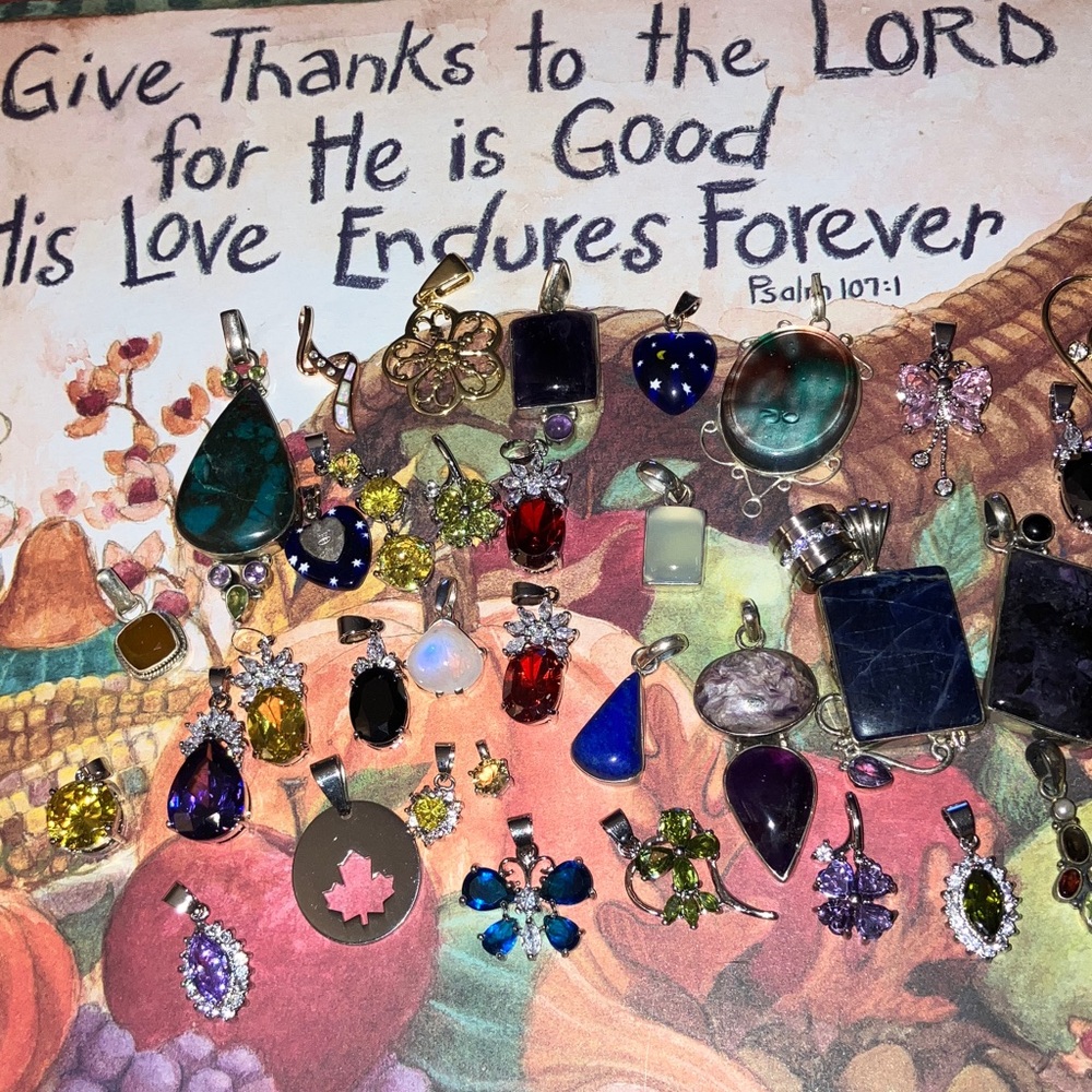Big lot of 47 ladies assorted, beautiful pendants, beautiful jewelry